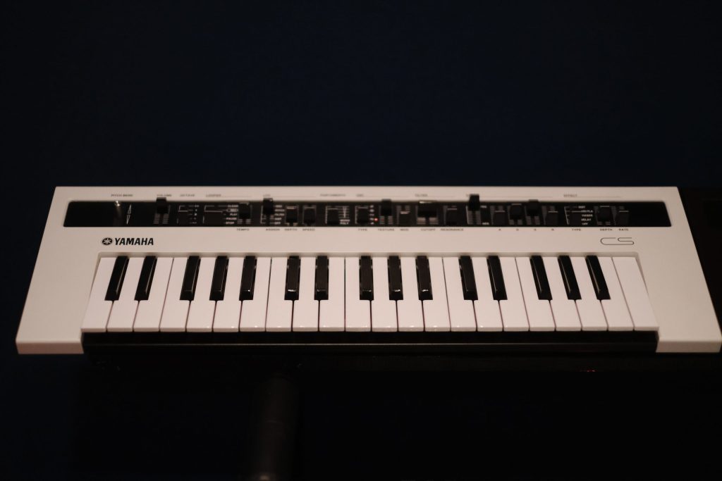 synthétiseur analogique dans un cours de synthé à Paris 15