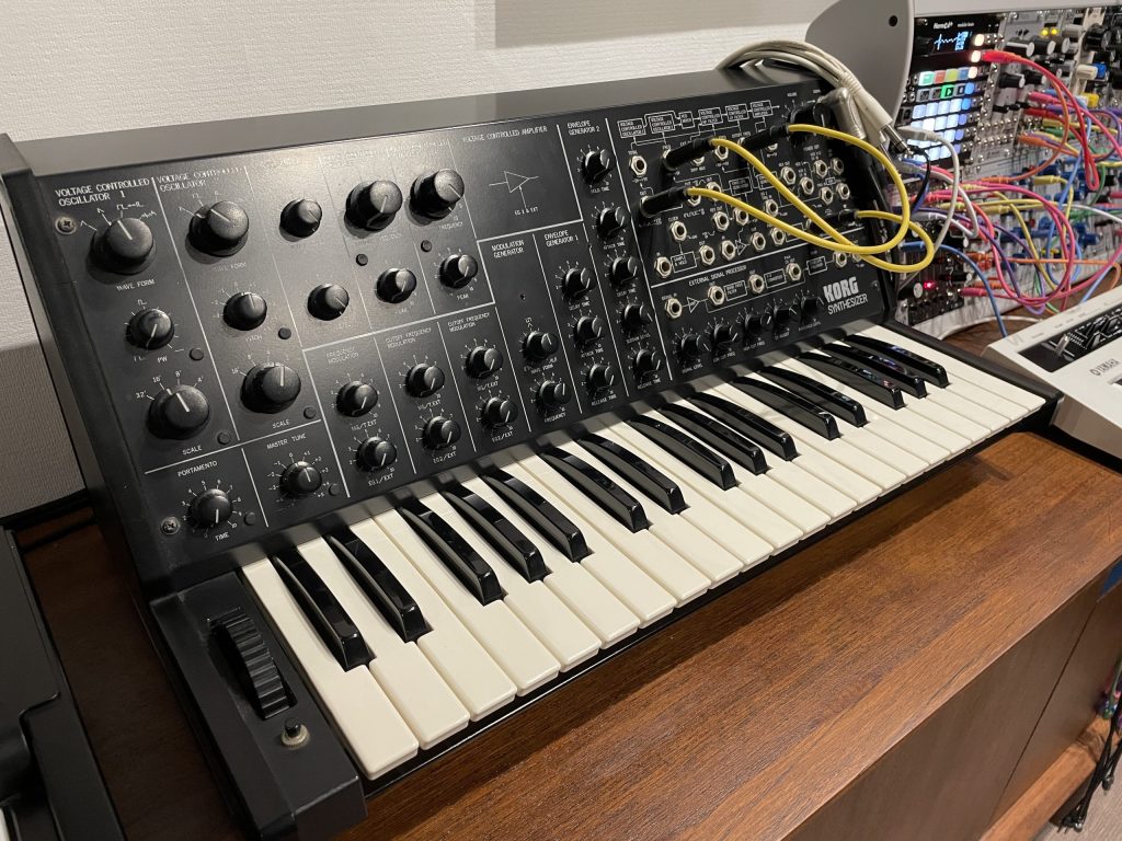 synthétiseur analogique dans un cours de synthé à Paris 15