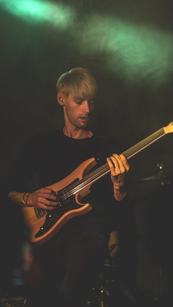 professeur de guitare à l’Atelier de Musique Moderne à Paris 15